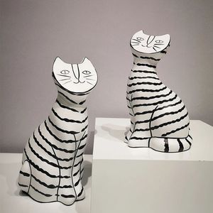ホームデコレーション抽象動物彫刻彫像家のコーヒーテーブルブックケースパーソナリティノルディック装飾的なストライプ猫の置物240425