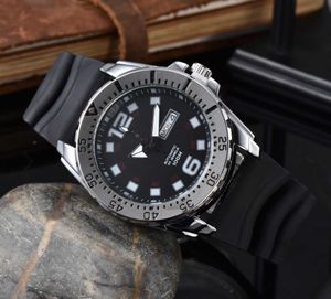 Смотреть часы AAA HOT Продажа мужских стальных ремней модные большие часовые календарные календарные недели высококачественные Quartz Watch