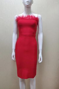 Casual Dresses Wholesale Red Adrapless Tight Bandage Dress Sexig Cocktail Party Kne Längd Fjädrar Fashion Vestidos