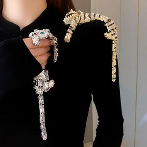 Xialuoke vintage abartma rhinestones büyük kaplan omuz dekor broşları kadınlar için benzersiz tasarım partisi mücevher 240416