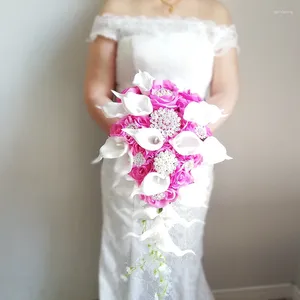 Свадебные цветы настоящая модель Po Carmine Rose с белой каллой водопад свадебный букет.