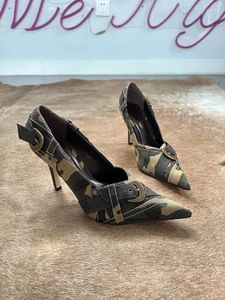Sapatos de vestido dedo bombas pontudas de camuflagem decoração de fivela de cinto de saltos estiletos mulheres sexy escorregar no verão casual diariamente 2024