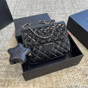 جلدية كلاسيكية جديدة مزدوجة مصمم الأزياء للأزياء المرأة Knapsack Tote Lattice Chain Diamond 24 Letter French Lacquer Backback Bran Maan