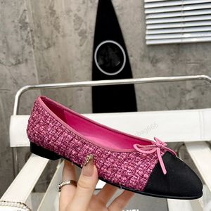 24 Tweed Bale Daireler Kadın Tasarımcısı Mary Jane Elbise Ayakkabı Seude Lambskin Yuvarlak Ayak Parçaları Düşük Düz Topuk Üzerindeki Loafers Bowtie İpek Elegance Sandal Düğün Hediye