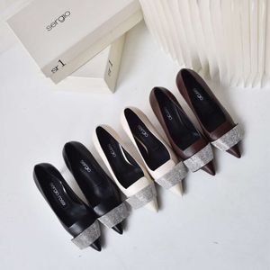 All'inizio della primavera nuove scarpe single con tacco alto appuntite con bocca poco profonda, semplice, elegante, professionale, moda quotidiana e versatile