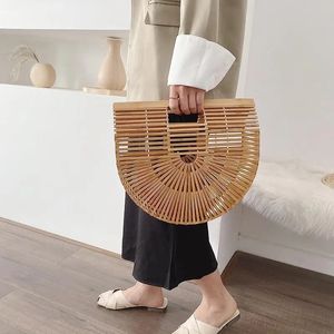 Elegant kvinnlig vävning på väska Fashion Womens Designer Handväska stor sadelväska Straw Beach Travel Bag 240420