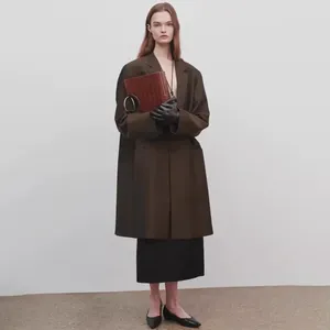 Abiti da donna in autunno e inverno alla moda in stile sprovvista di trench per donne