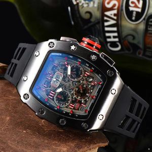 Luxusmenschen Uhren Mode Sport Designer Uhr Quarz Chronograph Uhr MEN 45mm Tonneau Zifferblatt mehrere Farben Gummi -Gurt -Armbanduhr Montre de Luxe