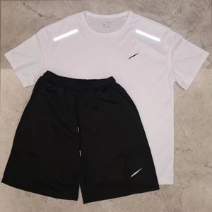 メンズドライフィットトラックスーツデザイナートレーニングジョガーメンTシャツを走るショートパンツ2ピースセット女性ルーステクノロジーセットマッチングスーツクイック乾燥通気性スポーツウェア