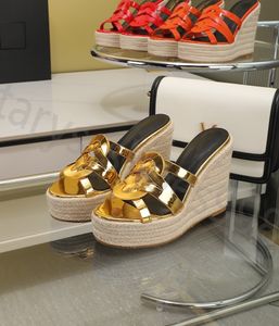 sandali di alta qualità Donne spesse con tacchi alti Slifori di design pantofole in pelle Slifori alla moda con sola convasole con pannelli da tavolo con dimensioni della scatola35-42