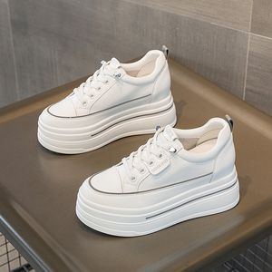 Echte Leder innengezogene Erhöhte kleine weiße Schuhe Frauen 6 cm dicker Soled Damenschuhe Sommer Neue Freizeitschuhe Sportschuhe Sport Schuhe