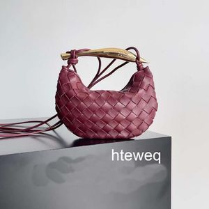 Сплетенная облачная сумка ручной работы Высококачественные дизайнеры женская сумочка летние роскоши бренды на плечах сумки
