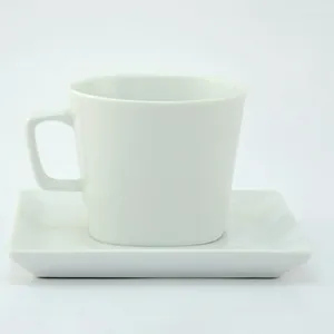 Tazze di tazza di caffè in ceramica bianca pura con piattino semplice e ingegnoso piccolo in Europa