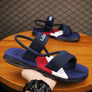 Frühling Neue Zwei tragen Pantoffeln für Herren Beach Trendy Fischgräten -Hausschuhe Sandalen für Herren Sommerfüße Clip Outdoor -Modeschuppschuhe