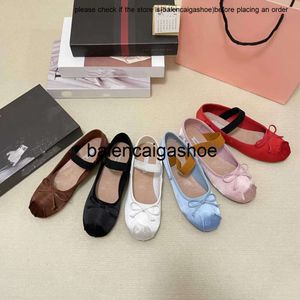 MIUI Sapatos de vestido de vestido High Shoes Designer Bow Ballet Shoe Women New Versátil Mary Jane Single Sneakers Mules Supotos Miumiuss