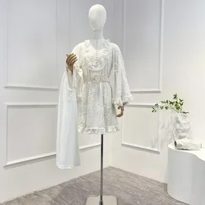 Günlük Elbiseler 2024 İlkbahar Yaz Yüksek Kaliteli Katı Beyaz Nakış Fırfır Fırfır Fırfır Mini Kadınlar İçin Kemer