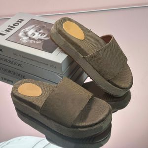 Designer Sandaler tofflor Summer Men Women Shoes Shaped Multicolor Luxury Slides Gjuten fotbädd i Black Tonal Rubber Sole med präglad logotyp på Outer Side 02