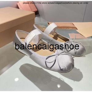 Sapatos de balé de Miui Sapatos de barco feminino Designer Braw bow plana mary jane confortável band de elástico retro preto e branco rosa cinza vermelho marrom casual de barco..Miumiuss