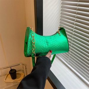 Kvällspåsar varumärkesdesigner patent läder alligator mönster kvinnors axelväska modekedja crossbody hobos handväska 2024 trend