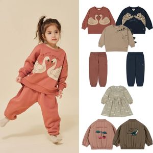 Spring Ks Kids abbigliamento per bambini in pile di pile di cotone Girls Autumn Cartoon Swan Dinosaur Pullover Children Top Pantaloni 240430 240430