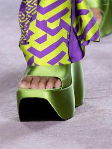 Тапочки уникальный дизайн с твердым цветом роскошной вечеринки женская обувь для пейп -носки высокие каблуки Лето продавать сандалии