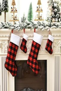 Julstrumpor Family Xmas Tree Decoration eldstad hängande strumpa godis presentpåse Santa Classic Red Black Buffalo Plaid HO7247953