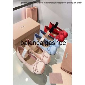 MiUi 2024 Nuove scarpe da balletto Donne in raso a prua comfort e posate per leisure scarpe da ballo piatta da donna per le vacanze per le vacanze mary jane scarpe2349578 miumiuss