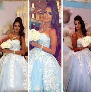 Vestidos de bola de bola de 2017 vestidos de noiva com namoro com o pescoço com o pescoço com mangas de renda de renda de trânsito clara azul tule barato vestidos de noiva barato