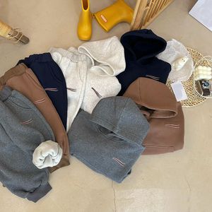 男の子の女の子の刺繍の肥厚パーカーの肥厚キッズデザイナー服のセーター