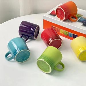 Nordic Style Color -Gradientenbecher kreativer Makkaron Becher Cooler Regenbogenbogen -Keramikbecher mit Handgeschenk 240426