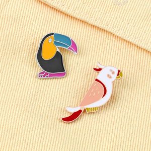 Brooches Fashion Parrot Bird Enamel Pins Alloy Metal Animal Women Men Coat Lapel Pin Badges Bag Decoration Jewelry Gift