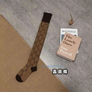 Kadın SOCKS Designer Street Network Kırmızı Akademi Tarzı C Letter Saf Pamuk Alt Bacak Dizleri Çocuklara UNISEX SOCKEN Klasik Meias