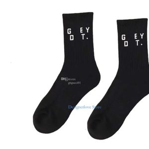 SOWKS Erkek Kadın Tasarımcı Uzun Stil Pamuklu Gündelik Lüks Mürettebat Çorap Unisex Socken Klasik Meias Erkekler iç çamaşırı siyah beyaz kalsetinler kalzini 3 çift