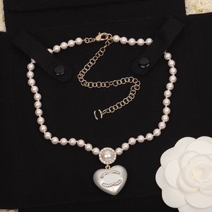 Never Fades Designer Halsband Kvinnor Pearl Chain Diamond Halsband Hjärta Pendant Design Varumärke Letter Titan Rostfritt stål Smycken Wedding Party Gift