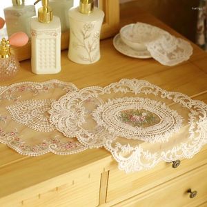 Bord Mattor Matsöver täckning av broderier Tyg Elegant Rund Placemat Europeisk Style Lace Mat Coasters Party Wedding Decoration