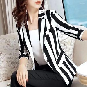 Ternos femininos Moda feminina Black White listrado Jaqueta de terno pequeno Spring outono Blazer sete pontos Manga curta desgaste do escritório