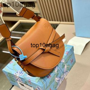 Loeweee Loewew Bag Designer Saddlesバッグブランドハンドバッグレディースリアルレザーボウフリップレザーウォレットクラシックファッションレター刺繍クロスボディバッグ