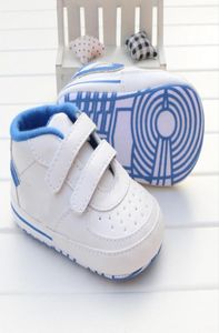 Babyschuhe Neugeborene Jungen Mädchen First Walkers Crib weiche Kinder Schnürung PU Vorkern Sneakers5769410