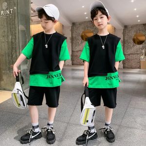 Kids Clothes Boy Kontrast Ärmel gefälscht zwei Teile T -Shirt Shorts 2 Set Teenage Summer Street Wear Brief Tracksuit 240428