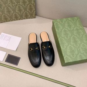 2024 Ny modedesigner Summer äkta läder ledda halv tofflor Sandaler Kvinnors hästskåpa Laza Loafers Sandaler som bär platta sandaler utanför