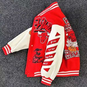 Designer Luxus Chaopai Klassiker modisch vielseitig American Co Branded White Coat Heavy Industries Sticked Baseball Jacke Frühling und Herbst Neue Stil