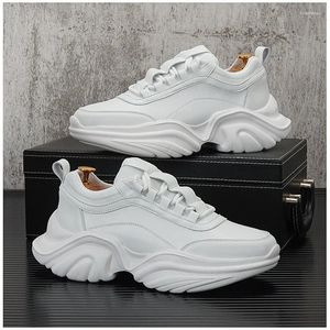 Casual skor 2024 män platt sommar andas runda lätta manlig tenis masculino sneakers vita affärsresor