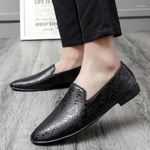 Sapatos casuais homens de couro deslizam em mocassins genuínos mocassins masculinos vestidos de festas de casamento de smoking baile ao ar livre