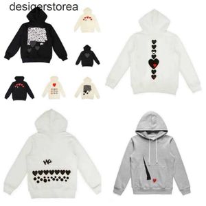 Mens Hoodies Sweatshirts 22s Designer Play Comes Jumpers des Garcons Letter Brodery Långärmning Pullover Women Red Heart Loose Sweater Clothing C2
