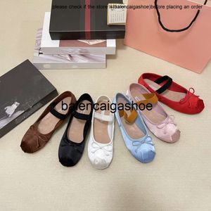 Miui Ballerinas Satin Ballet Flats Designer Women Shoes Silk Silky Bow Elastap Strap Sneakers Slip Loafer Lady Dance Shoe Holida