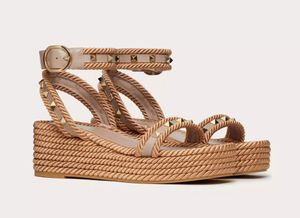 Designer Summer Luxury Women Studs platforma klinowa sandały buty ziarniste cielę skórzana linowa gumowa gumowa podeszwa nity dama wygoda spacery EU35-43