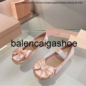 Miui Satin Bobe Tie Ballet Shoes Bowtie Women New Buckle Женские женщины с плоским дном девчонка повседневные танцы повязка Мэри Джейн обувь L770 Miumiuss