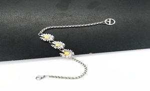 KPOP GDRAGON TRE DAISY DESIGN ALBELETS Kvinnor smycken Peaceminusone Unisex Accessories WJ3765371311