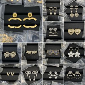 Designer Earrings Brass Material Sier Needles Anti-allergic Pearl Crystal Brand Letter Earring Ladies Weddings Parties Gifts Exquisite Jewelry