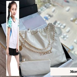 Barnväskor lyx varumärke CC Bag Womens Oil Wax Leather White 22 Shopping Påsar med mynt Lucky Charm Gold Metal Hardware Matelasse Chian Crossbody Soukder handväska med PO